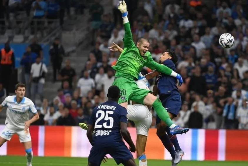 中后卫阿格, 昂着头槌定 中后卫阿格, 昂着头槌定