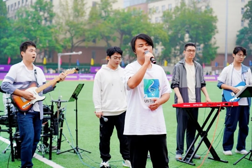 inews, 在欢呼声中, Vi inews, 在欢呼声中, Vi